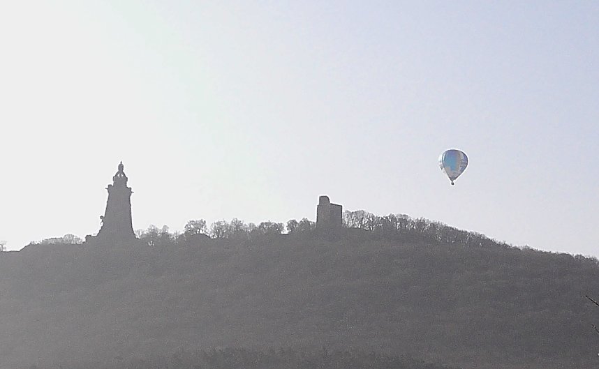 Hei&szlig;luftballon &uuml;ber dem Kyffh&auml;user