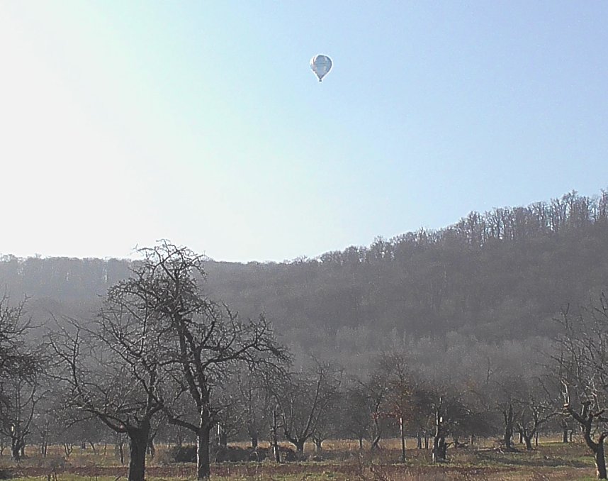 Hei&szlig;luftballon &uuml;ber dem Kyffh&auml;user