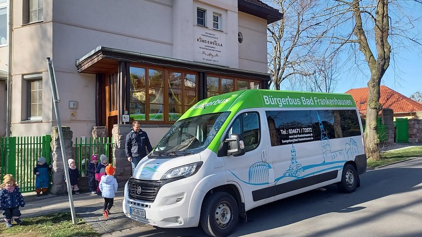 B&uuml;rgerbus besucht Kindervilla in Bad Frankenhausen
