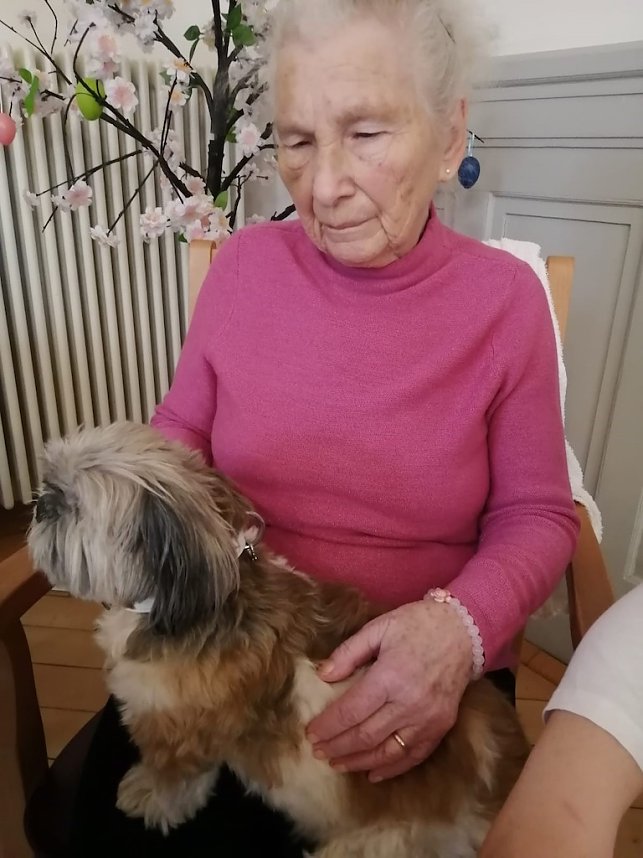 Kuschelstunde in Pflegeheim Schloss Sophie von K&uuml;hn