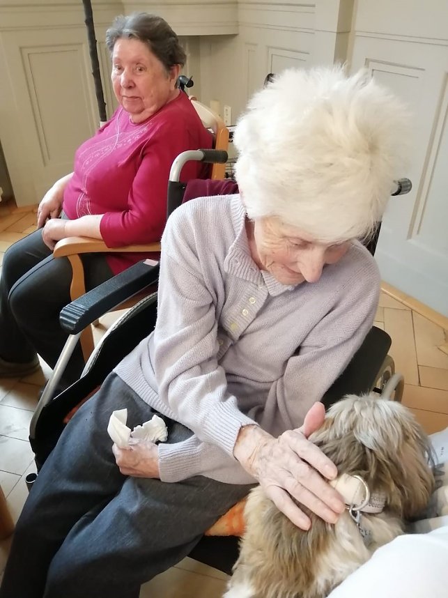 Kuschelstunde in Pflegeheim Schloss Sophie von K&uuml;hn