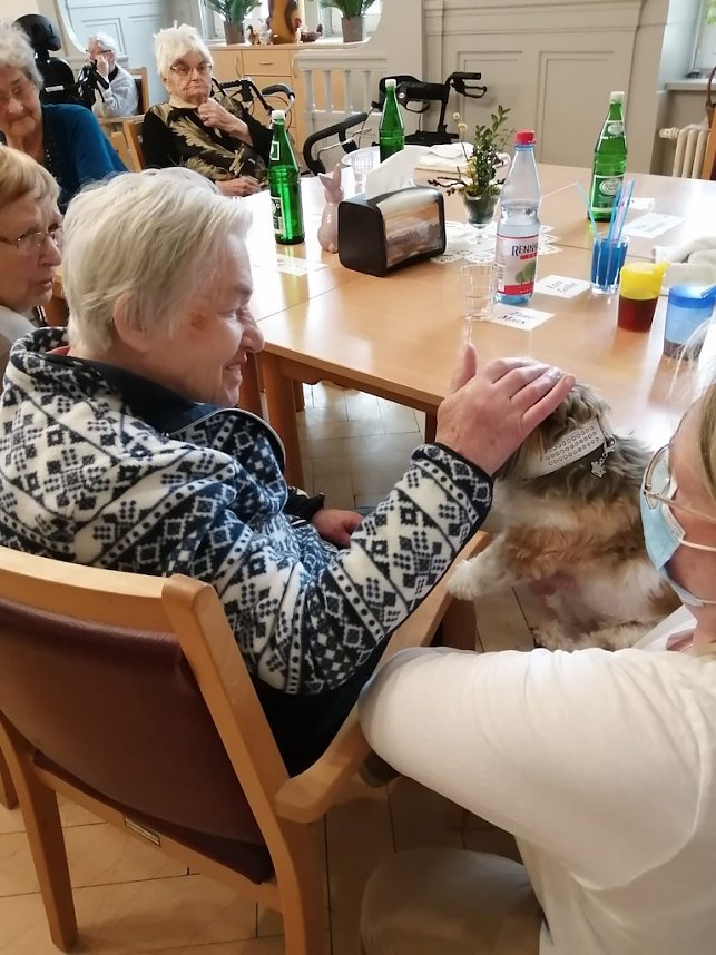 Kuschelstunde in Pflegeheim Schloss Sophie von K&uuml;hn