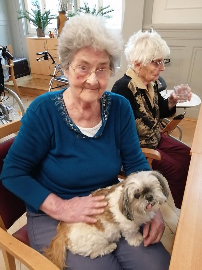 Kuschelstunde in Pflegeheim Schloss Sophie von K&uuml;hn