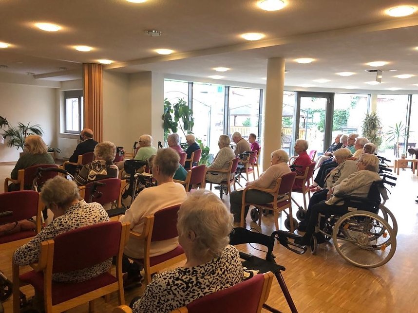 Einsegnungsfeier im Seniorenzentrum Greu&szlig;en