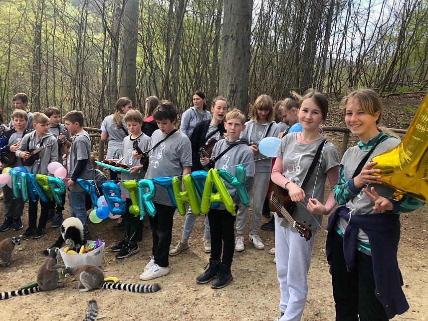 Affengeburtstag und Putzaktion im Affenpark Strau&szlig;berg