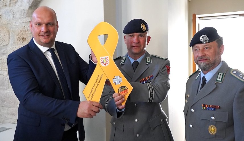 v.l. B&uuml;rgermeister Steffen Grimm; Oberstleutnant Faul; Stabsfeldwebel Spengler