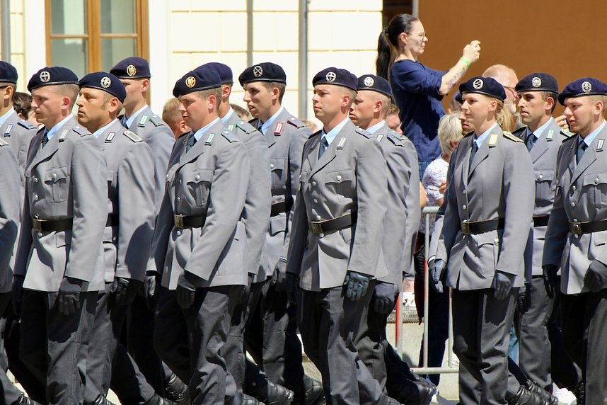 Feierliche Vereidigung von 71 Bundeswehrsoldaten und Soldatinnen auf dem Sondersh&auml;user Marktplatz