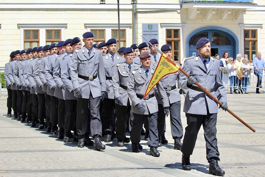 Feierliche Vereidigung von 71 Bundeswehrsoldaten und Soldatinnen auf dem Sondersh&auml;user Marktplatz