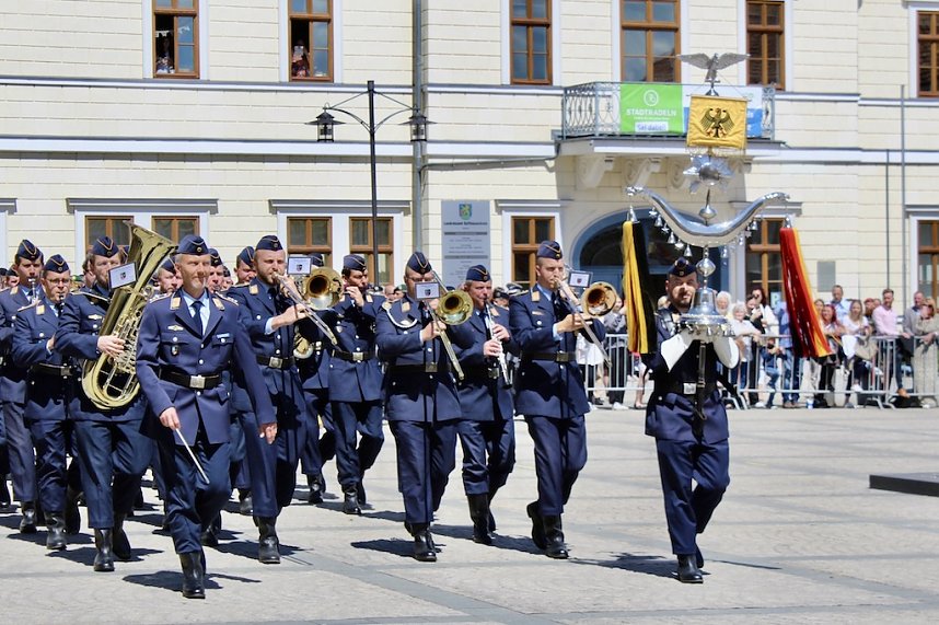 Feierliche Vereidigung von 71 Bundeswehrsoldaten und Soldatinnen auf dem Sondersh&auml;user Marktplatz