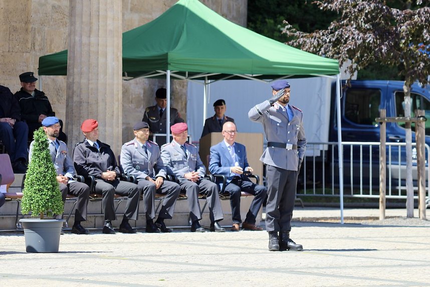 Feierliche Vereidigung von 71 Bundeswehrsoldaten und Soldatinnen auf dem Sondersh&auml;user Marktplatz
