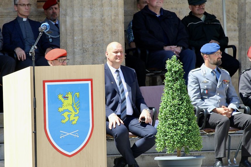 Feierliche Vereidigung von 71 Bundeswehrsoldaten und Soldatinnen auf dem Sondersh&auml;user Marktplatz