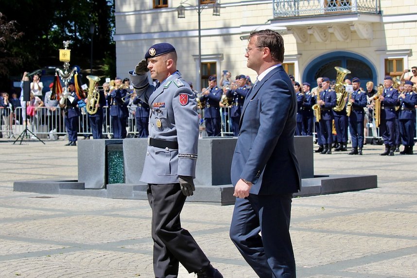 Feierliche Vereidigung von 71 Bundeswehrsoldaten und Soldatinnen auf dem Sondersh&auml;user Marktplatz
