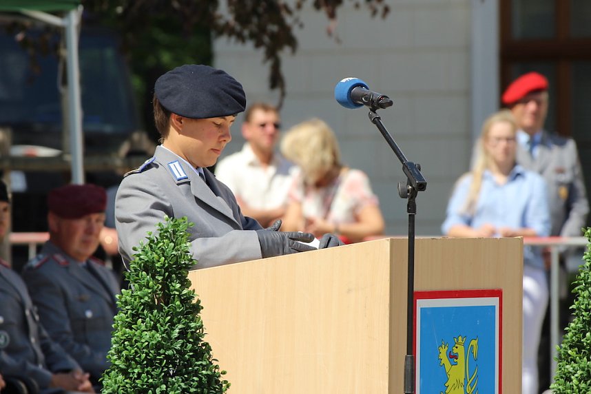 Feierliche Vereidigung von 71 Bundeswehrsoldaten und Soldatinnen auf dem Sondersh&auml;user Marktplatz
