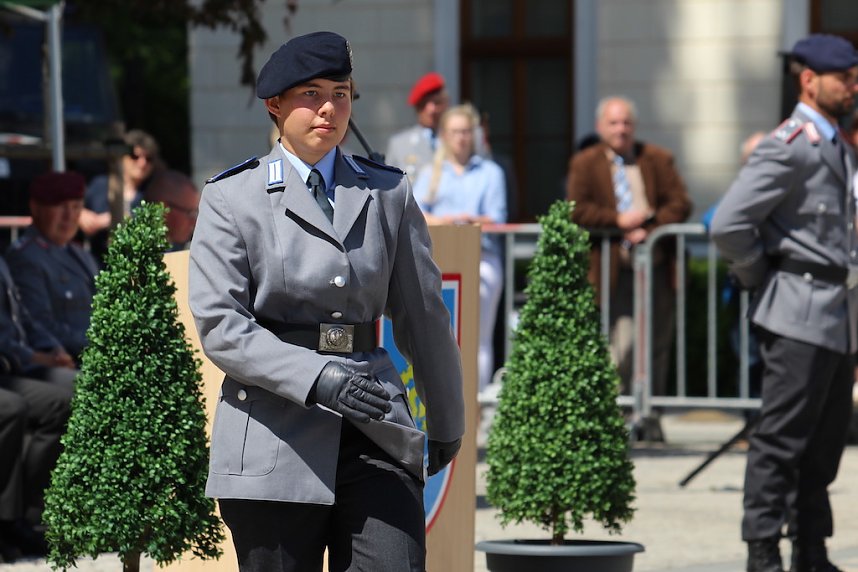 Feierliche Vereidigung von 71 Bundeswehrsoldaten und Soldatinnen auf dem Sondersh&auml;user Marktplatz
