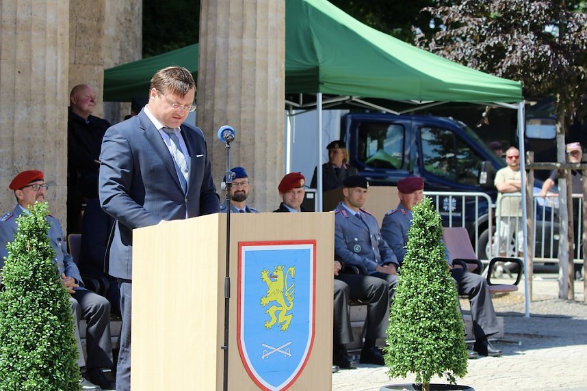 Feierliche Vereidigung von 71 Bundeswehrsoldaten und Soldatinnen auf dem Sondersh&auml;user Marktplatz