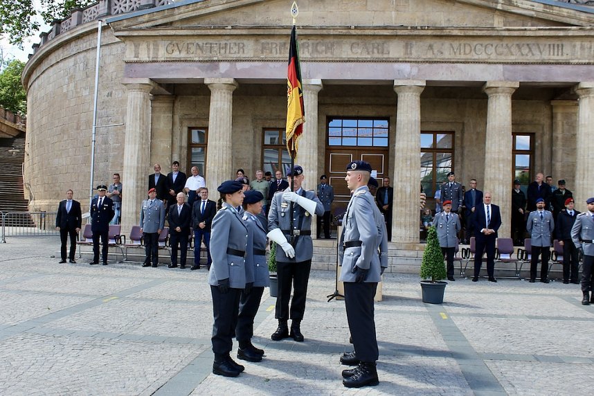 Feierliche Vereidigung von 71 Bundeswehrsoldaten und Soldatinnen auf dem Sondersh&auml;user Marktplatz