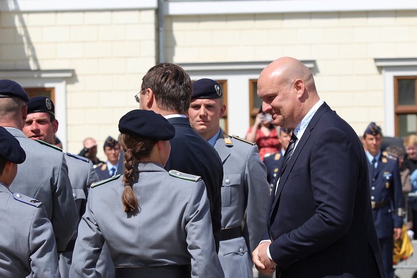 Feierliche Vereidigung von 71 Bundeswehrsoldaten und Soldatinnen auf dem Sondersh&auml;user Marktplatz
