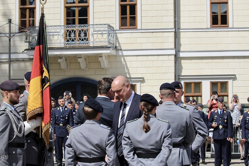 Feierliche Vereidigung von 71 Bundeswehrsoldaten und Soldatinnen auf dem Sondersh&auml;user Marktplatz