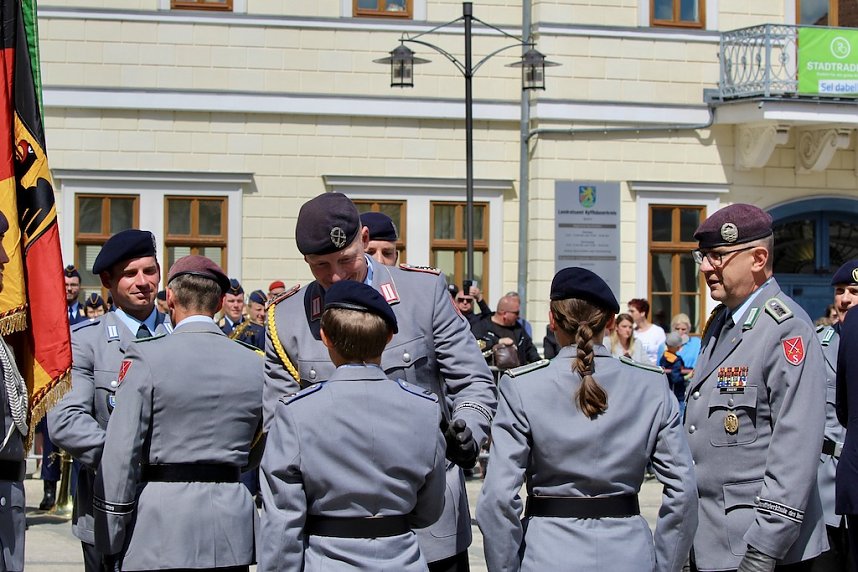 Feierliche Vereidigung von 71 Bundeswehrsoldaten und Soldatinnen auf dem Sondersh&auml;user Marktplatz