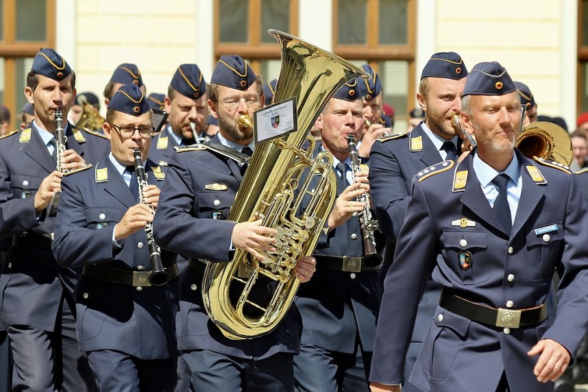 Feierliche Vereidigung von 71 Bundeswehrsoldaten und Soldatinnen auf dem Sondersh&auml;user Marktplatz