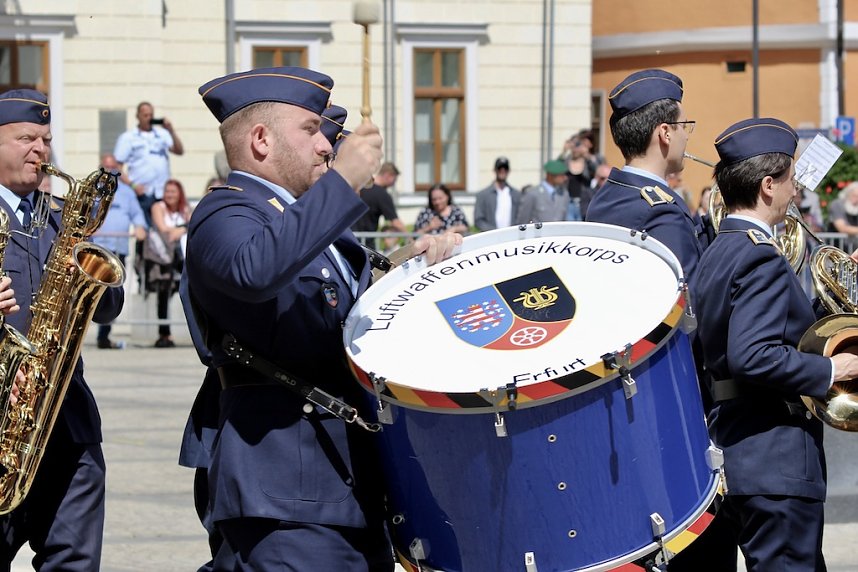 Feierliche Vereidigung von 71 Bundeswehrsoldaten und Soldatinnen auf dem Sondersh&auml;user Marktplatz