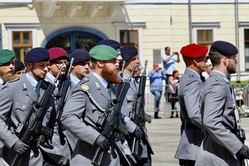 Feierliche Vereidigung von 71 Bundeswehrsoldaten und Soldatinnen auf dem Sondersh&auml;user Marktplatz
