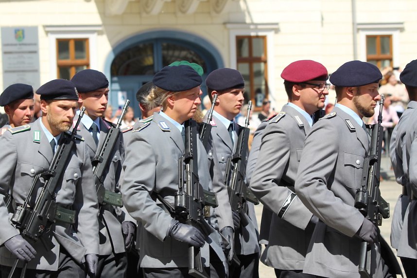 Feierliche Vereidigung von 71 Bundeswehrsoldaten und Soldatinnen auf dem Sondersh&auml;user Marktplatz