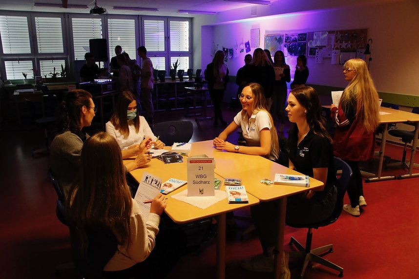 An der Lessing-Schule wurde gestern die dritte Runde des "Tags in der Praxis" mit einer Berufsmesse eingel&auml;utett