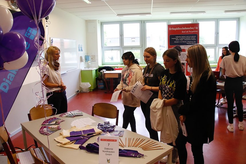 An der Lessing-Schule wurde gestern die dritte Runde des "Tags in der Praxis" mit einer Berufsmesse eingel&auml;utett