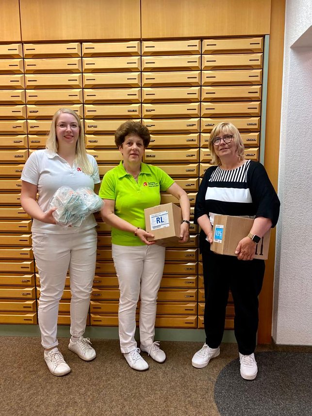 v.li. Frau R&ouml;nnecke; Frau Schruttke (Leiterin der Apotheke); Frau Wilke (Direktorin der TGS).