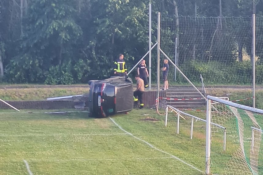 Mit zwei Promille auf den Sportplatz gerauscht