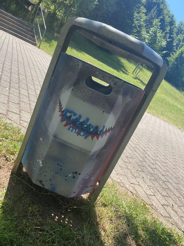 Sch&uuml;lerinnen und Sch&uuml;ler gestalteten die Abfallk&ouml;rbe im &Ouml;stertal um