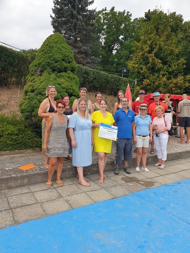 Gro&szlig;z&uuml;gige Spende beim Doppeljubil&auml;um in Oberheldrungen-Harras