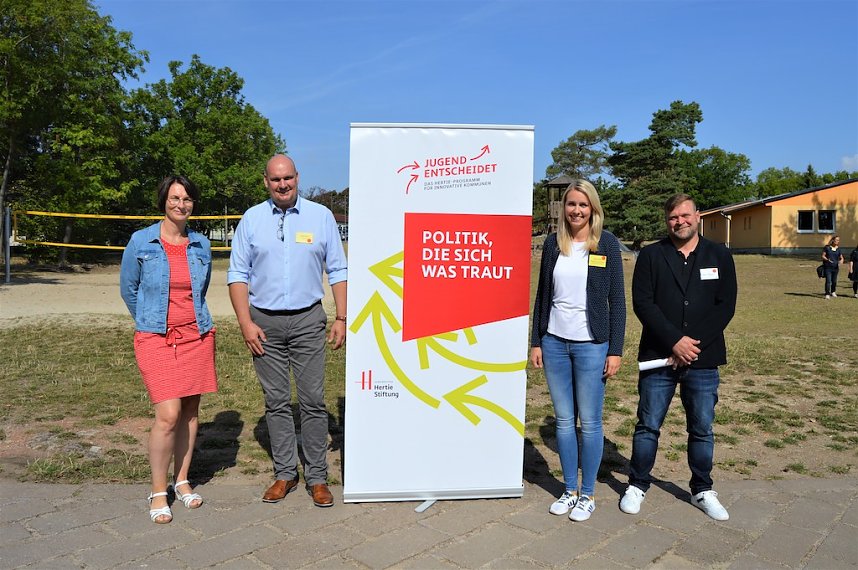 Mareen Biedermann (li.), Steffen Grimm (2.v.li.) und Silvio Beer (re.) leiteten die Gruppensitzung, Nadine M&uuml;ller (2.v.re.) organisierte das Event.