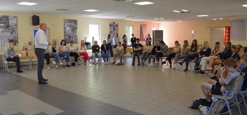  B&uuml;rgermeister Steffen Grimm begr&uuml;&szlig;te die 22 Kinder- und Jugendlichen bei Jugend Entscheidet.