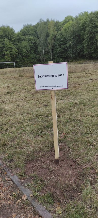 Sportplatz im Borntal wurde durch viele flei&szlig;ige H&auml;nde vom Unrat befreit