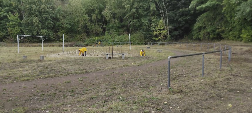 Sportplatz im Borntal wurde durch viele flei&szlig;ige H&auml;nde vom Unrat befreit