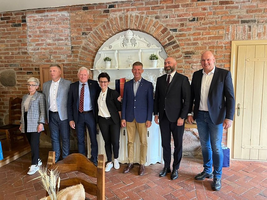 B&uuml;rgermeister Steffen Grimm (rechts) mit Mantas Varasca (3.v.re.) B&uuml;rgermeister von Kazlu Ruda und den B&uuml;rgermeistern der polnischen Partnerst&auml;dte.