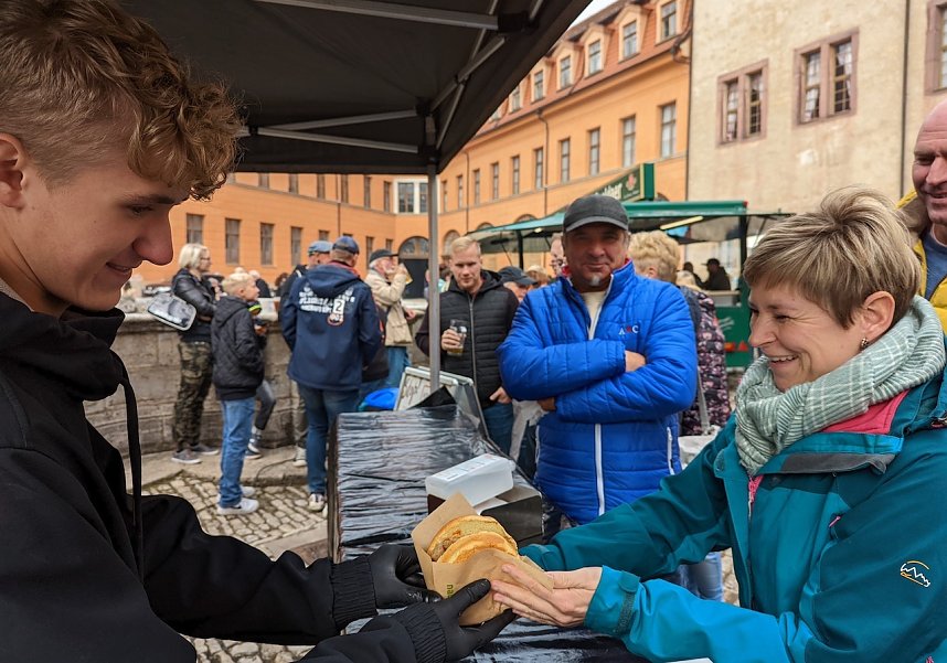 An den Verk&ouml;stigungsst&auml;nden f&uuml;r au&szlig;ergew&ouml;hnliche Burger, Pommes und Co herrschten lange Warteschlangen.