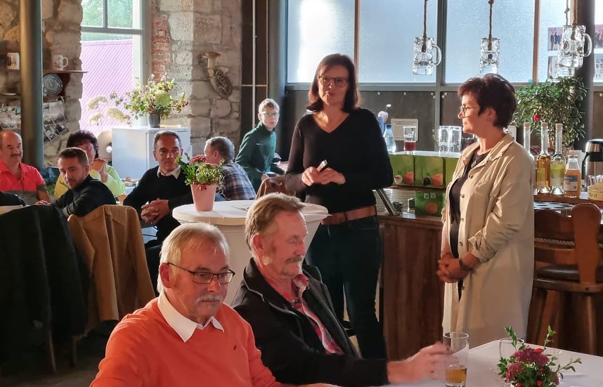 Landr&auml;tin (stehend 1.v.l.) beim Unternehmertreffen in Dietenborn