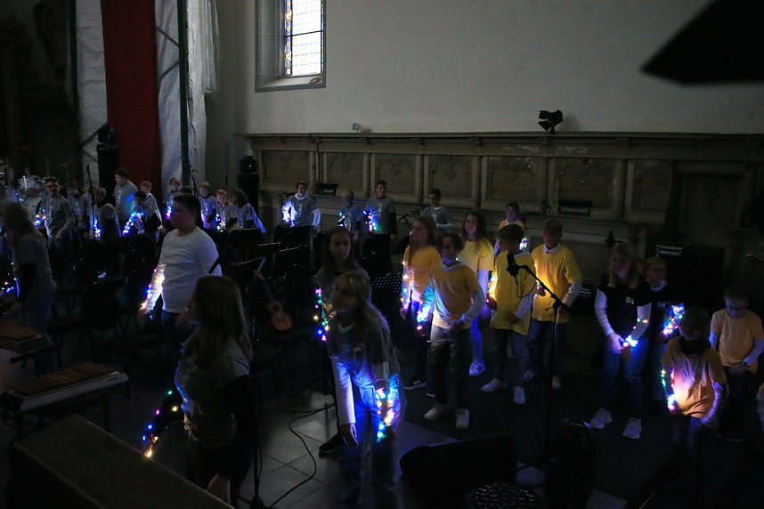 "Ukulele trifft Licht" mit Franzbergsch&uuml;lern in der Trinitatiskirche