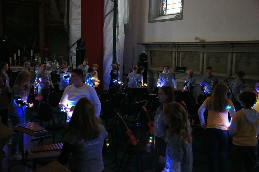 "Ukulele trifft Licht" mit Franzbergsch&uuml;lern in der Trinitatiskirche
