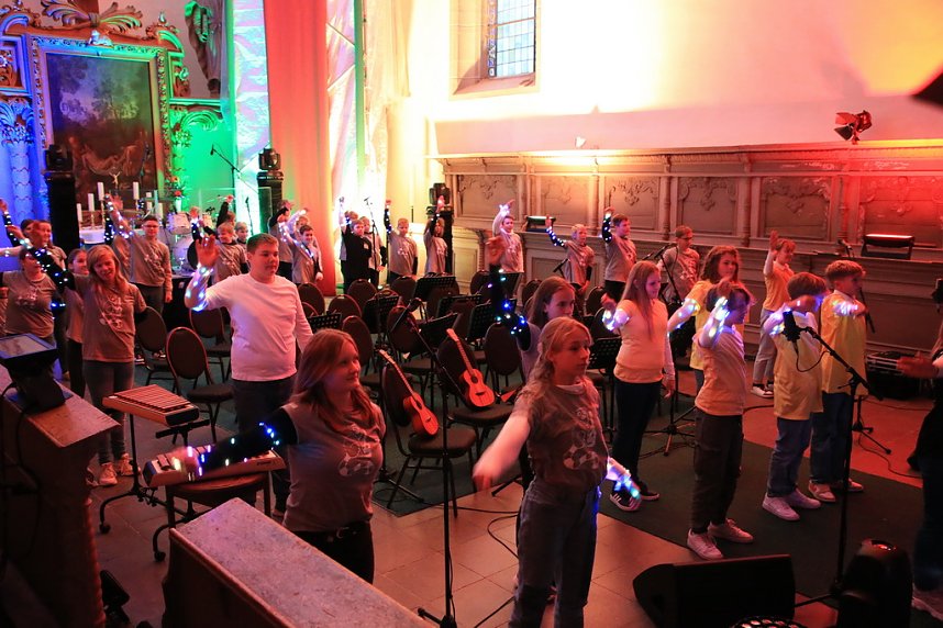 "Ukulele trifft Licht" mit Franzbergsch&uuml;lern in der Trinitatiskirche