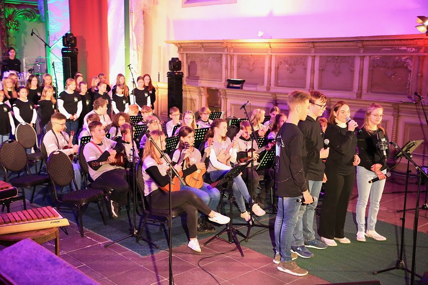 "Ukulele trifft Licht" mit Franzbergsch&uuml;lern in der Trinitatiskirche