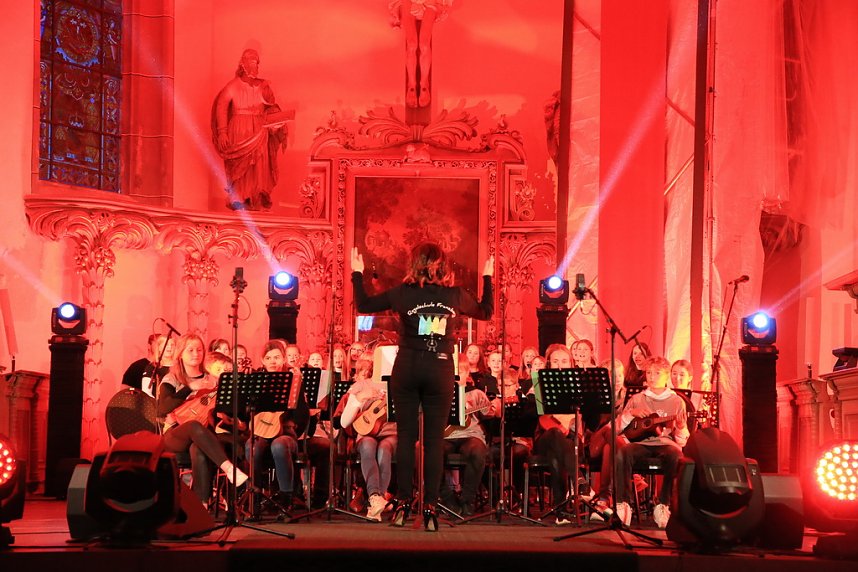 "Ukulele trifft Licht" mit Franzbergsch&uuml;lern in der Trinitatiskirche
