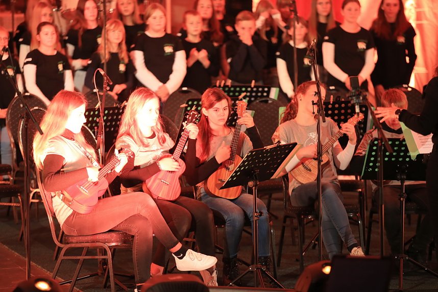 "Ukulele trifft Licht" mit Franzbergsch&uuml;lern in der Trinitatiskirche