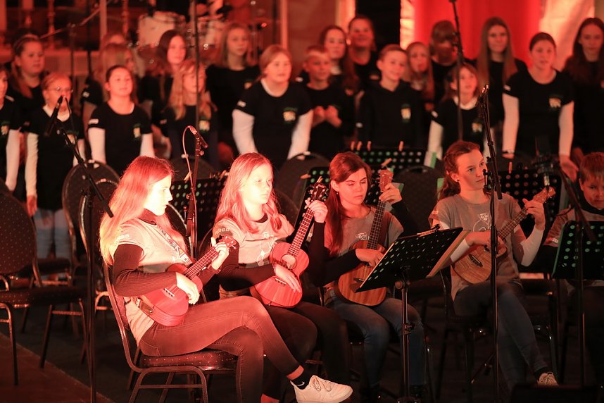 "Ukulele trifft Licht" mit Franzbergsch&uuml;lern in der Trinitatiskirche