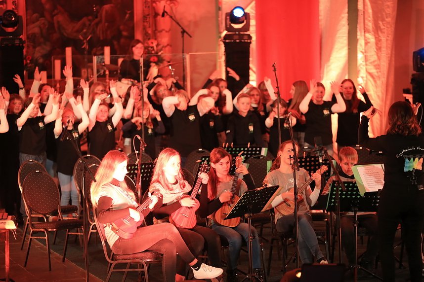 "Ukulele trifft Licht" mit Franzbergsch&uuml;lern in der Trinitatiskirche