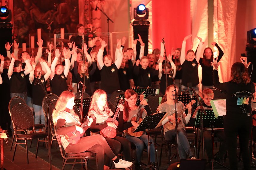 "Ukulele trifft Licht" mit Franzbergsch&uuml;lern in der Trinitatiskirche