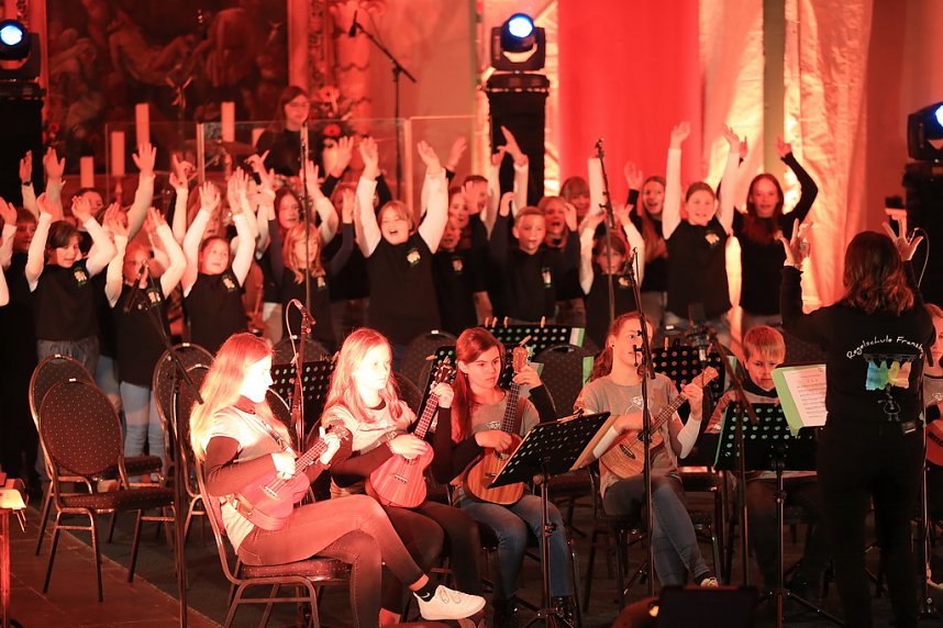 "Ukulele trifft Licht" mit Franzbergsch&uuml;lern in der Trinitatiskirche